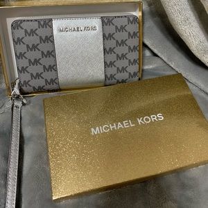 Michael Kors patterned wallet clutch